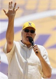 Los Angeles Lakers coach Phil Jackson displays his championship ring to fans as he celebrates with the Lakers basketball team after they won their 15th NBA Championship in Los Angeles, California, June 17, 2009. REUTERS/Lucy Nicholson
Los Angeles Lakers coach Phil Jackson displays his championship ring to fans as he celebrates with the Lakers basketball team after they won their 15th NBA Championship in Los Angeles, California, June 17, 2009. REUTERS/Lucy Nicholson