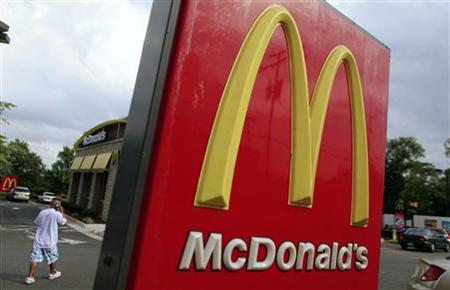 A man visits a McDonald's restaurant in Arlington,Virginia, July 23, 2009.REUTERS/Jim Young
A man visits a McDonald's restaurant in Arlington,Virginia, July 23, 2009.REUTERS/Jim Young