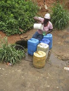 Khelina Sibuyi, 49, draws water from bore holes in the township of Mataffin, within sight of the new Mbombela World Cup stadium outside Nelspruit October 20, 2009. REUTERS/Barry Moody
Khelina Sibuyi, 49, draws water from bore holes in the township of Mataffin, within sight of the new Mbombela World Cup stadium outside Nelspruit October 20, 2009. REUTERS/Barry Moody