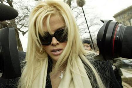 Anna Nicole Smith arrives with her lawyer Howard Stern for her hearing at the Supreme Court in Washington, in this February 28, 2006 file photo. REUTERS/Chris Kleponis
Anna Nicole Smith arrives with her lawyer Howard Stern for her hearing at the Supreme Court in Washington, in this February 28, 2006 file photo. REUTERS/Chris Kleponis