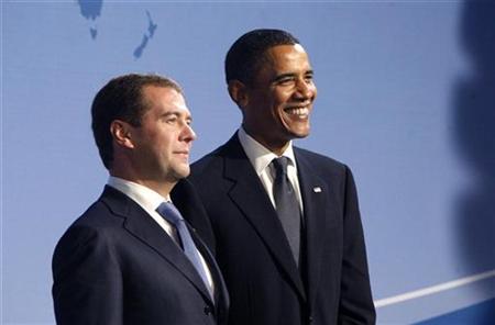 




President Barack Obama greets Russia's President Dmitry Medvedev (L) at the Phipps Conservatory for an opening reception and working dinner for heads of delegation at the Pittsburgh G20 Summit in Pittsburgh, Pennsylvania September 24, 2009. REUTERS/Chris Wattie

