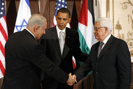 




U.S. President Barack Obama (C) watches as Israeli Prime Minister Benjamin Netanyahu (L) and Palestinian President Mahmoud Abbas shake hands during a trilateral meeting in New York September 22, 2009. Obama, making his most direct foray into Middle East diplomacy, on Tuesday called Israelis and Palestinians to act with a sense of urgency to get formal peace negotiations back on track. REUTERS/Kevin Lamarque

