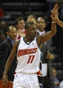 
Charlotte Bobcats Earl Boykins (11) high fives a teammate after making a basket against the Toronto Raptors during their NBA game in Charlotte, North Carolina, March 31, 2008. REUTERS/Chris Keane
