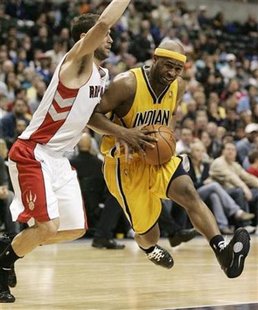 Indiana Pacers guard Jamaal Tinsley (R) drives around Toronto Raptors guard Jose Calderon of Spain during the third quarter of NBA basketball play in Indianapolis December 14, 2007. REUTERS/Brent Smith
Indiana Pacers guard Jamaal Tinsley (R) drives around Toronto Raptors guard Jose Calderon of Spain during the third quarter of NBA basketball play in Indianapolis December 14, 2007. REUTERS/Brent Smith
