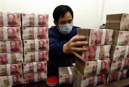An employee counts Renminbi banknotes at a Bank of China branch in Changzhi, Shanxi province November 13, 2009. REUTERS/Stringer
An employee counts Renminbi banknotes at a Bank of China branch in Changzhi, Shanxi province November 13, 2009. REUTERS/Stringer