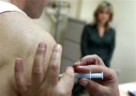 A man receives a dose of H1N1 flu vaccine as a woman waits for her turn at a hospital in Athens November 16, 2009. REUTERS/Yiorgos Karahalis
A man receives a dose of H1N1 flu vaccine as a woman waits for her turn at a hospital in Athens November 16, 2009. REUTERS/Yiorgos Karahalis