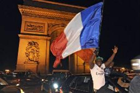 A soccer fan waves a flag as he celebrates France's victory over Ireland to qualify for the 2010 World Cup, in Paris November 18, 2009. REUTERS/Gonzalo Fuentes
A soccer fan waves a flag as he celebrates France's victory over Ireland to qualify for the 2010 World Cup, in Paris November 18, 2009. REUTERS/Gonzalo Fuentes