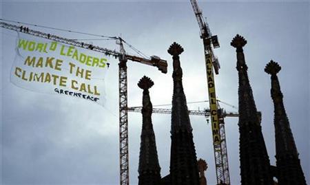 
Greenpeace activists hang banners at the Sagrada Familia Temple, designed by Antoni Gaudi, in Barcelona November 2, 2009. REUTERS/Albert Gea
