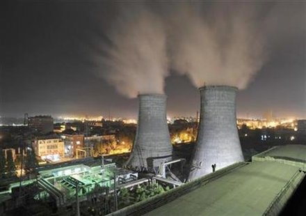 
A general view shows a coal-burning power station at night in Xiangfan, Hubei province September 15, 2009. REUTERS/Stringer
