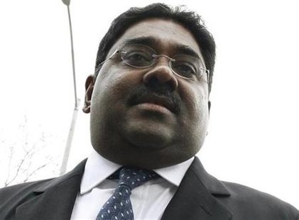 Galleon hedge fund partner Raj Rajaratnam arrives at Manhattan Federal Court for a bail hearing, November 5, 2009. REUTERS/Brendan McDermid
Galleon hedge fund partner Raj Rajaratnam arrives at Manhattan Federal Court for a bail hearing, November 5, 2009. REUTERS/Brendan McDermid