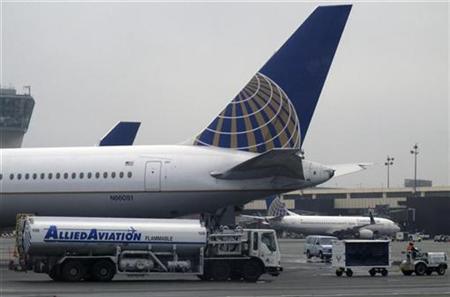 A Continental Airlines airplane is refueled at its gate at Newark Liberty International Airport in Newark, New Jersey, March 29, 2009. REUTERS/Gary Hershorn
A Continental Airlines airplane is refueled at its gate at Newark Liberty International Airport in Newark, New Jersey, March 29, 2009. REUTERS/Gary Hershorn