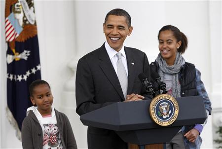 U.S. President Barack Obama speaks alongside his daughters Sasha (L) and Malia, during a turkey pardoning ceremony for "Courage", the National Thanksgiving Turkey, on the North Portico of the White House in Washington, November 25, 2009. REUTERS/Jason Reed
U.S. President Barack Obama speaks alongside his daughters Sasha (L) and Malia, during a turkey pardoning ceremony for "Courage", the National Thanksgiving Turkey, on the North Portico of the White House in Washington, November 25, 2009. REUTERS/Jason Reed