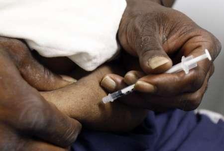 
A diabetic patient injects himself with insulin at the J.W.C.H. safety-net clinic in the center of Skid Row in downtown Los Angeles July 30, 2007. REUTERS/Lucy Nicholson (UNITED STATES)
