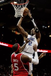 
Orlando Magic center Dwight Howard (12) shoots over Atlanta Hawks forward Josh Smith (5) in the second half of NBA basketball action in Atlanta, Georgia, November 26, 2009. REUTERS/Tami Chappell
