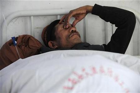 
A HIV-infected man receives medical treatment at a clinic held for HIV-infected patients in Funan county of Fuyang, Anhui province, November 30, 2008. REUTERS/Stringer

