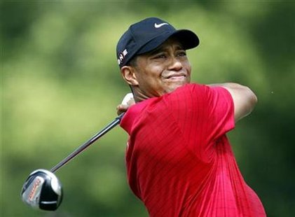 U.S. golfer Tiger Woods watches his tee shot on the fourth hole during the final round of the WGC Bridgestone Invitational golf tournament in Akron, Ohio, August 9, 2009. REUTERS/Matt Sullivan
U.S. golfer Tiger Woods watches his tee shot on the fourth hole during the final round of the WGC Bridgestone Invitational golf tournament in Akron, Ohio, August 9, 2009. REUTERS/Matt Sullivan
