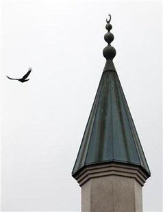 The minaret of the mosque of the Islamic Cultural Foundation is pictured at Grand-Saconnex in Geneva November 19, 2009. REUTERS/Denis Balibouse
The minaret of the mosque of the Islamic Cultural Foundation is pictured at Grand-Saconnex in Geneva November 19, 2009. REUTERS/Denis Balibouse