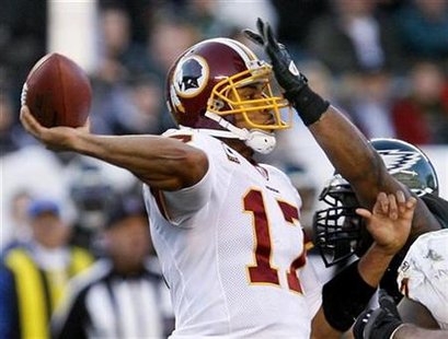 
Washington Redskins quarterback Jason Campbell (17) throws a pass under pressure from the Philadelphia Eagles Trent Cole (R) during the third quarter of NFL football game action in Philadelphia, Pennsylvania, November 29, 2009. REUTERS/Tim Shaffer
