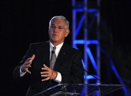 GM Vice Chairman Bob Lutz gives the keynote address at the LA Auto show in Los Angeles December 2, 2009. REUTERS/Phil McCarten
GM Vice Chairman Bob Lutz gives the keynote address at the LA Auto show in Los Angeles December 2, 2009. REUTERS/Phil McCarten