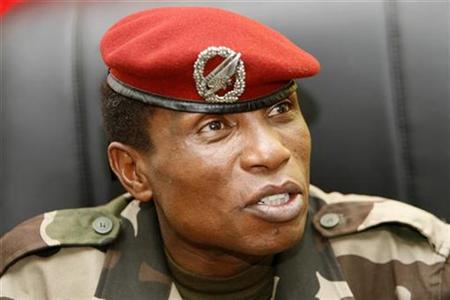 Captain Moussa Dadis Camara, chief of the ruling junta, speaks to journalists in his office at the military camp Alpha Yaya in Conakry October 1, 2009. REUTERS/Luc Gnago
Captain Moussa Dadis Camara, chief of the ruling junta, speaks to journalists in his office at the military camp Alpha Yaya in Conakry October 1, 2009. REUTERS/Luc Gnago