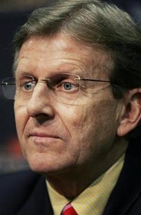 Milwaukee Bucks general manager John Hammond listens after announcing the hiring of Scott Skiles as the coach to replace Larry Krystowiak, who was fired the day after the regular season ended, at a press conference in Milwaukee, Wisconsin April 21, 2008. REUTERS/Allen Fredrickson
Milwaukee Bucks general manager John Hammond listens after announcing the hiring of Scott Skiles as the coach to replace Larry Krystowiak, who was fired the day after the regular season ended, at a press conference in Milwaukee, Wisconsin April 21, 2008. REUTERS/Allen Fredrickson