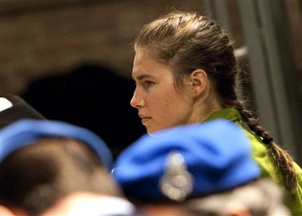 American university student Amanda Knox looks on during her murder trial in Perugia December 4, 2009. Defendants Knox and Raffaele Sollecito are on trial for the murder of British student Meredith Kercher in November 2007. REUTERS/Max Rossi
American university student Amanda Knox looks on during her murder trial in Perugia December 4, 2009. Defendants Knox and Raffaele Sollecito are on trial for the murder of British student Meredith Kercher in November 2007. REUTERS/Max Rossi