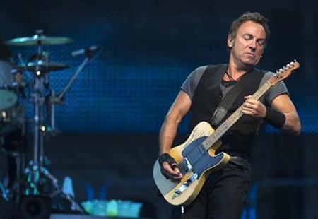 U.S. musician Bruce Springsteen performs with the E. Street Band during a tour to promote their latest album "Working on a Dream", at Zorrilla stadium in Valladolid August 1, 2009. REUTERS/Felix Ordonez
U.S. musician Bruce Springsteen performs with the E. Street Band during a tour to promote their latest album "Working on a Dream", at Zorrilla stadium in Valladolid August 1, 2009. REUTERS/Felix Ordonez