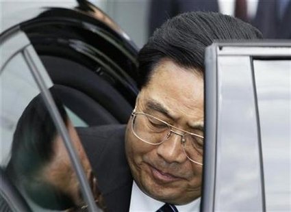 China's President Hu Jintao gets into his car after visiting the Changi Water Reclamation Plant in Singapore November 13, 2009. Hu is in Singapore as part of his state visit before the APEC Summit. REUTERS/Tim Chong
China's President Hu Jintao gets into his car after visiting the Changi Water Reclamation Plant in Singapore November 13, 2009. Hu is in Singapore as part of his state visit before the APEC Summit. REUTERS/Tim Chong