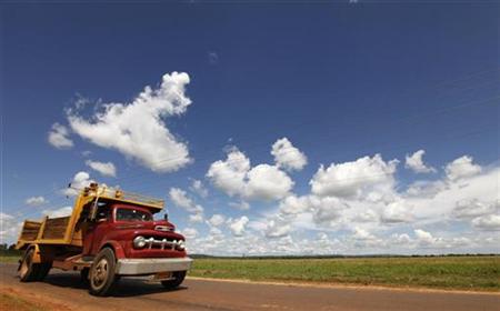 A truck drives on a road beside state owned agriculture land near the village of Quivican, near Havana, in this October 11, 2009 file photo. REUTERS/Desmond Boylan
A truck drives on a road beside state owned agriculture land near the village of Quivican, near Havana, in this October 11, 2009 file photo. REUTERS/Desmond Boylan
