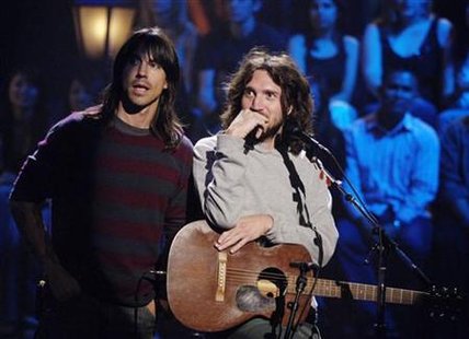 Anthony Kiedis and John Frusciante of Red Hot Chili Peppers chat between 