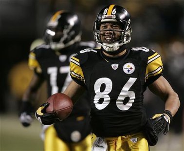 Pittsburgh Steelers Hines Ward celebrates a big gain on a reception from quarterback Ben Roethlisberger against the Green Bay Packers in the fourth quarter of their NFL football game in Pittsburgh, Pennsylvania, December 20, 2009. REUTERS/ Jason Cohn
Pittsburgh Steelers Hines Ward celebrates a big gain on a reception from quarterback Ben Roethlisberger against the Green Bay Packers in the fourth quarter of their NFL football game in Pittsburgh, Pennsylvania, December 20, 2009. REUTERS/ Jason Cohn