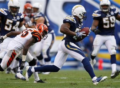 
San Diego Chargers cornerback Quentin Jammer intercepts the ball against Cincinnati Bengals wide receiver Chad Ochocinco (L) in the third quarter during their NFL game in San Diego, California December 20, 2009. REUTERS/Mike Blake
