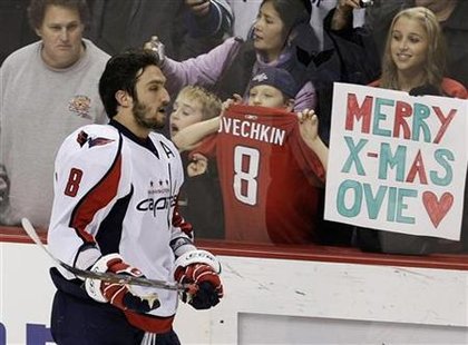 
Washington Capitals Alex Ovechkin skates past fans during a pre-game warm-up before their NHL game with the Vancouver Canucks in Vancouver, British Columbia December 18, 2009. REUTERS/Lyle Stafford
