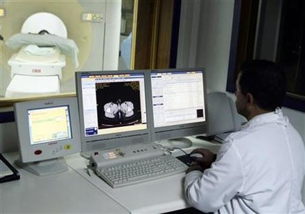 A doctor works at the organ transplant operation theatre at Mansoura University hospital, 210 km (130 miles) north of Cairo, December 24, 2009. REUTERS/Tarek Mostafa
A doctor works at the organ transplant operation theatre at Mansoura University hospital, 210 km (130 miles) north of Cairo, December 24, 2009. REUTERS/Tarek Mostafa