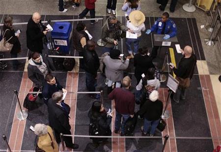 Travelers wait in line to go through Transportation Security Administration (TSA) screening in the Ronald Reagan Washington National Airport in Arlington, Virginia December 28, 2009. REUTERS/Lucas Jackson
Travelers wait in line to go through Transportation Security Administration (TSA) screening in the Ronald Reagan Washington National Airport in Arlington, Virginia December 28, 2009. REUTERS/Lucas Jackson
