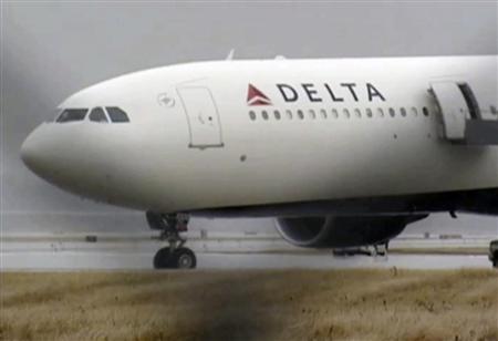 A Delta Airbus 330 airliner sits on a runway at Detroit Metropolitan Airport in Romulus, Michigan in this video grab made December 25, 2009. REUTERS/WDIV TV/Handout
A Delta Airbus 330 airliner sits on a runway at Detroit Metropolitan Airport in Romulus, Michigan in this video grab made December 25, 2009. REUTERS/WDIV TV/Handout