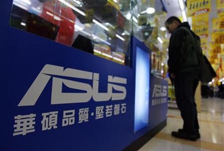 
A man looks at Asustek laptops inside an electronics store in Taipei in this January 21, 2008 file photo. REUTERS/Nicky Loh

