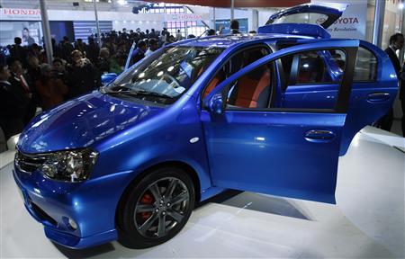 Onlookers stand next to Toyota's compact car 'Etios' at India's Auto Expo in New Delhi January 5, 2010. REUTERS/Vijay Mathur
Onlookers stand next to Toyota's compact car 'Etios' at India's Auto Expo in New Delhi January 5, 2010. REUTERS/Vijay Mathur