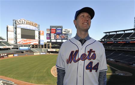 New York Mets new player Jason Bay poses for photos at CitiField in his new cap and jersey after he was introduced to the media by the MLB National League baseball club in New York January 5, 2010. REUTERS/Ray Stubblebine
New York Mets new player Jason Bay poses for photos at CitiField in his new cap and jersey after he was introduced to the media by the MLB National League baseball club in New York January 5, 2010. REUTERS/Ray Stubblebine