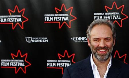 
Film director Sam Mendes poses for photographers before attending the screening of his new film 'Away We Go' at the opening night of the Edinburgh International Film Festival, Scotland June 17, 2009. REUTERS/David Moir
