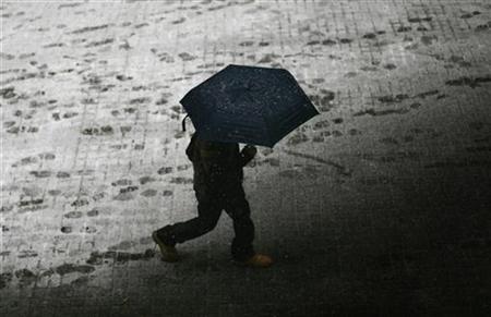 A man makes his way through the snow along Wall Street in lower Manhattan early December 31, 2009 in New York. REUTERS/Mike Segar
A man makes his way through the snow along Wall Street in lower Manhattan early December 31, 2009 in New York. REUTERS/Mike Segar