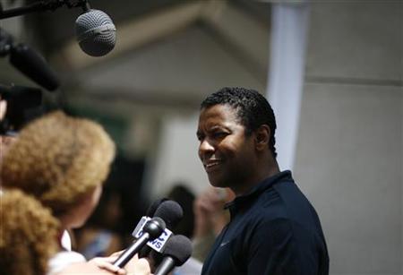 Cast member Denzel Washington is interviewed at a promotional event for the upcoming movie "The Book of Eli" during the 40th annual Comic Con Convention in San Diego July 24, 2009. REUTERS/Mario Anzuoni
Cast member Denzel Washington is interviewed at a promotional event for the upcoming movie "The Book of Eli" during the 40th annual Comic Con Convention in San Diego July 24, 2009. REUTERS/Mario Anzuoni