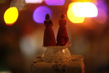 Two bride figurines are seen during a rally in response to the California Supreme Court's ruling regarding Proposition 8 in Hollywood, California May 26, 2009. REUTERS/Mario Anzuoni
Two bride figurines are seen during a rally in response to the California Supreme Court's ruling regarding Proposition 8 in Hollywood, California May 26, 2009. REUTERS/Mario Anzuoni