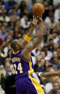 Los Angeles Lakers guard Kobe Bryant shoots against the Dallas Mavericks during the second half of their NBA basketball game in Dallas, Texas, January 13, 2010. REUTERS/Mike Stone
Los Angeles Lakers guard Kobe Bryant shoots against the Dallas Mavericks during the second half of their NBA basketball game in Dallas, Texas, January 13, 2010. REUTERS/Mike Stone