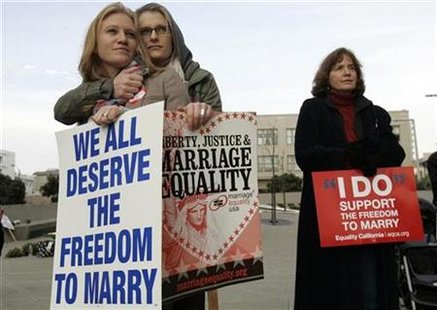 Same-sex couple Elizabeth Chase (L) and Kate Baldridge stand outside the federal courthouse in San Francisco, California January 11, 2010. REUTERS/Robert Galbraith
Same-sex couple Elizabeth Chase (L) and Kate Baldridge stand outside the federal courthouse in San Francisco, California January 11, 2010. REUTERS/Robert Galbraith