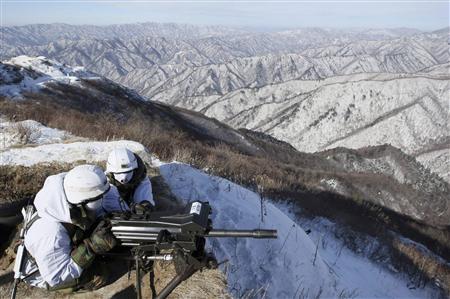 
South Korean army soldiers aim a weapon on the top of a mountain during their winter season military drill in Yanggu, about 175 km (108 miles) northeast of Seoul, January 14, 2010. REUTERS/Lee Sang-Hak/Yonhap
