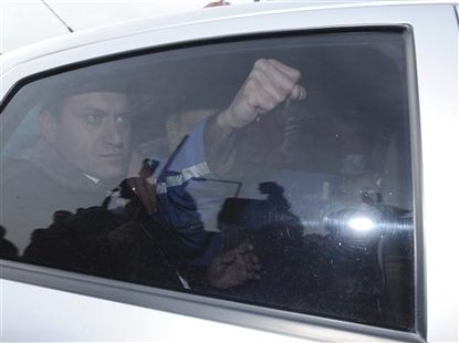The man who tried to kill Pope John Paul II, Mehmet Ali Agca, makes a fist in a car as he is released from the prison in Ankara January 18, 2009. REUTERS/Stringer
The man who tried to kill Pope John Paul II, Mehmet Ali Agca, makes a fist in a car as he is released from the prison in Ankara January 18, 2009. REUTERS/Stringer
