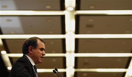 Nouriel Roubini, New York University Professor of Economics and co-founder and chairman of Roubini Global Economics, addresses a luncheon during the Asian Financial Forum in Hong Kong January 21, 2010. REUTERS/Bobby Yip
Nouriel Roubini, New York University Professor of Economics and co-founder and chairman of Roubini Global Economics, addresses a luncheon during the Asian Financial Forum in Hong Kong January 21, 2010. REUTERS/Bobby Yip