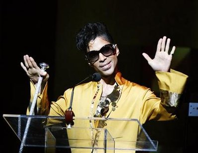 
Musician Prince gestures on stage during the Apollo Theatre's 75th anniversary gala in New York, June 8, 2009. REUTERS/Lucas Jackson
