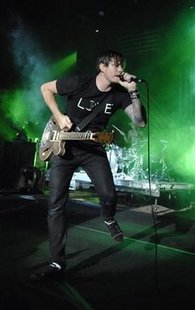 
Tom DeLonge performs at Virgin Mobile Free Fest in Columbia, Maryland August 30, 2009. REUTERS/Bill Auth
